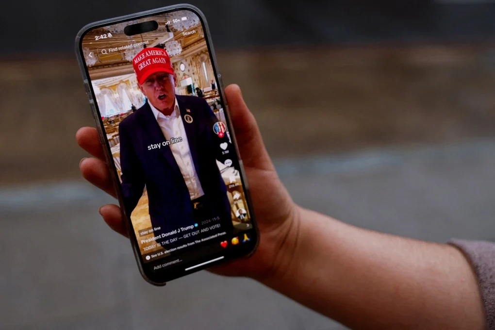 Tổng thống Trump miễn thuế đối ứng với điện thoại, máy tính, chip… - 1